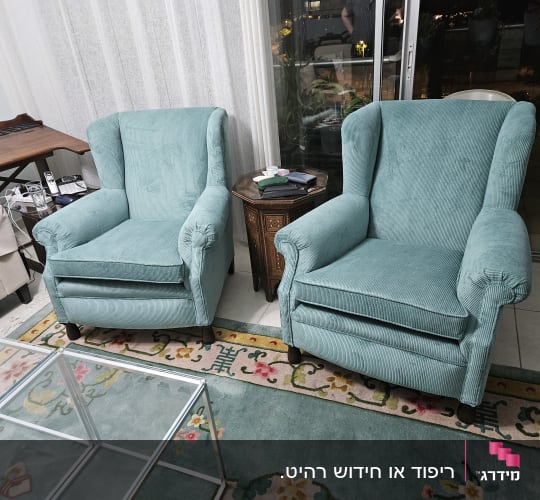 שתי כורסאות אוזניים מרופדות מחדש בבד קורדרוי בצבע טורקיז